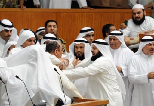 البرلمان الكويتي ..مشاجرات بالداخل وتظاهرات في الخارج